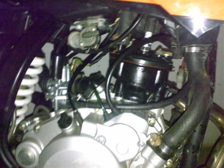 CPI Super Motard (byttet)  - lige et af motoren med den ny cylinder og std studs og karb.... billede 4