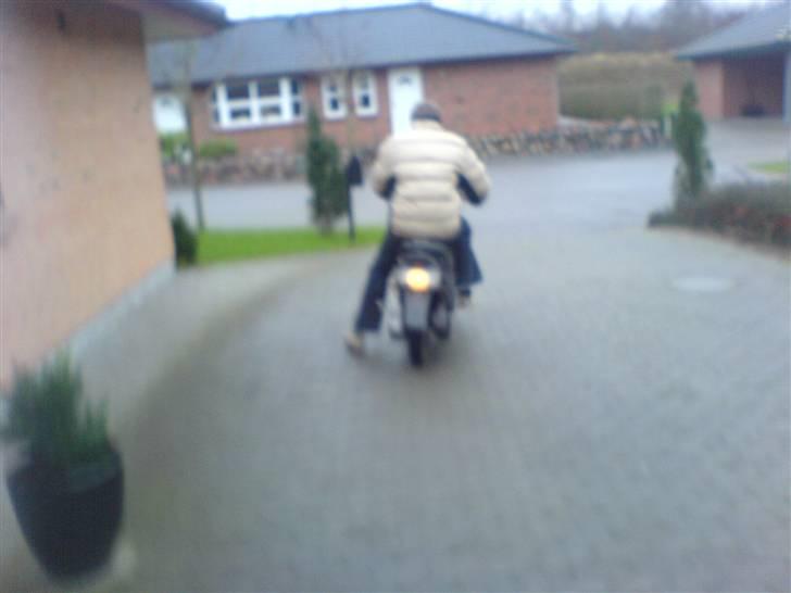 Yamaha Jog as[SOLGT]..  - Da den kørte :D.. Schmidt kører på den (han sutter :D) billede 4