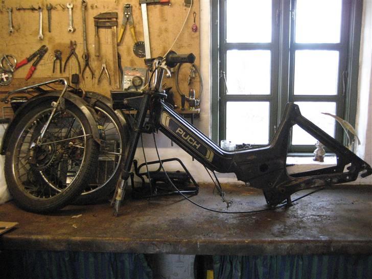 Puch Maxi K - 2007. Adskillelse. Stellet var bordeaux, skærme og forgaffel var pletmalet sorte. billede 2