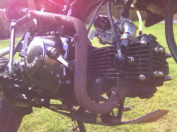 Sinski Shineray  - den velholfte motor .  Billedet er taget d. 7-2-08 ;) taget med mobil :s billede 17