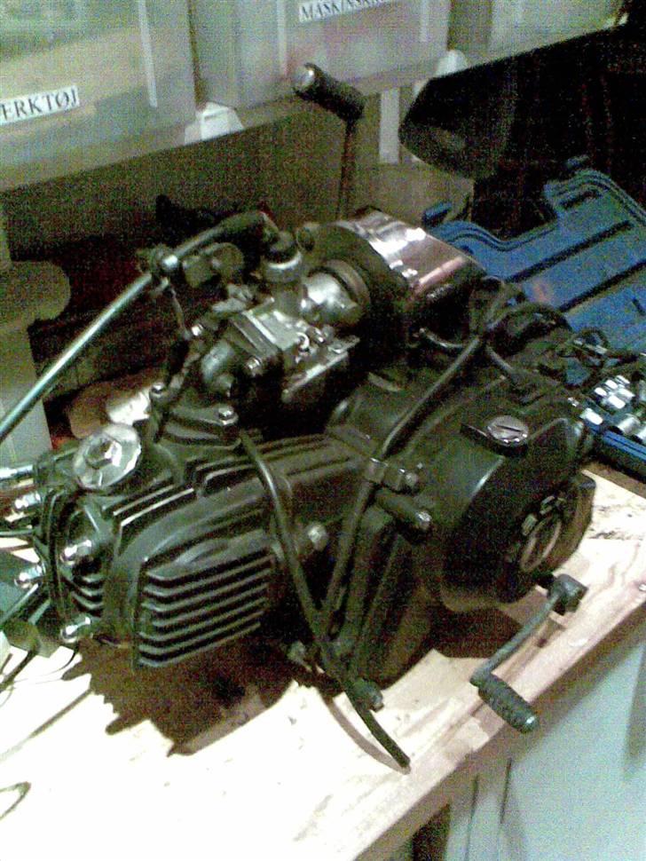 Yamaha 4 g - 4 takter. SOLGT - Sådan en motor bliver smækket på. billede 10