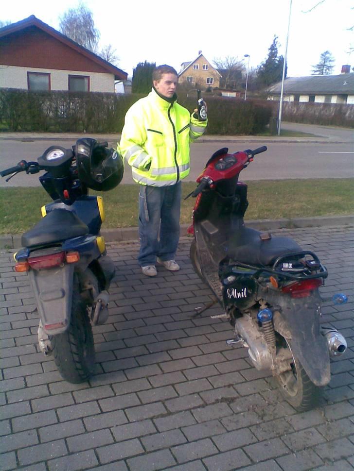 Yamaha Slider, Fundet igen (Død) - Det er så min ven Simon hehe og vores scootere billede 16