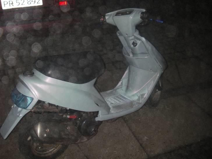 Yamaha Jog as //STJÅLET// dusør< - undskyld kvaliteten . sideskjold bliver malet sammen med fælge , kontakter , blæser skjold og grissetryne , i samme farve som det der er malet . billede 2