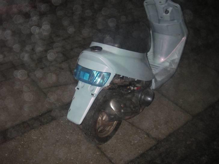 Yamaha Jog as //STJÅLET// dusør< - undskyld kvaliteten . sideskjold bliver malet sammen med fælge , kontakter , blæser skjold og grissetryne , i samme farve som det der er malet . billede 6