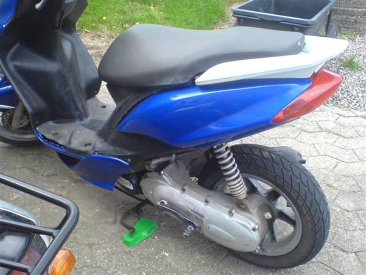Yamaha jog r solgt  - har lig malet min hækspoile billede 4