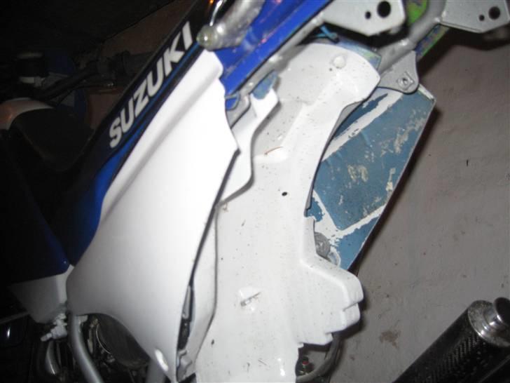Suzuki rmx sc højeste  - skal lige ha den malet hvid på indvændig side af sideskjoldene billede 4