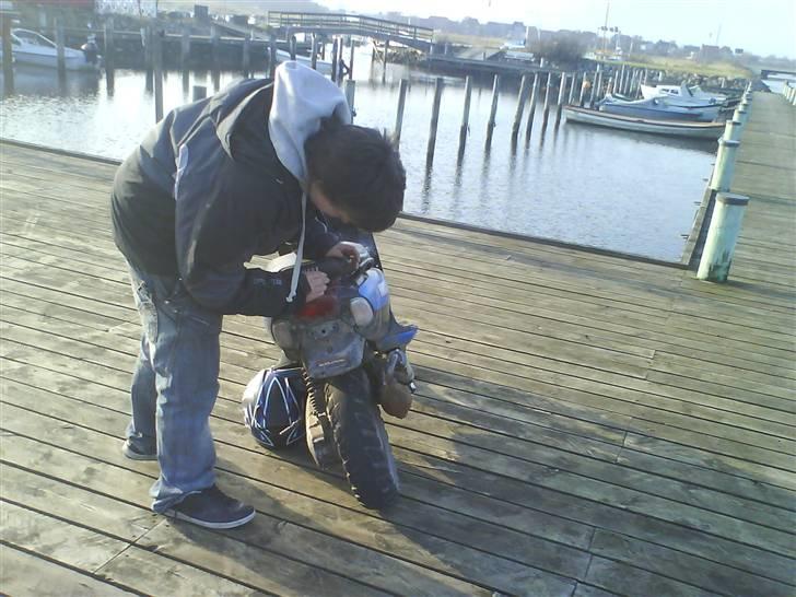 Yamaha neos - service medarbejder i fuld gang billede 10