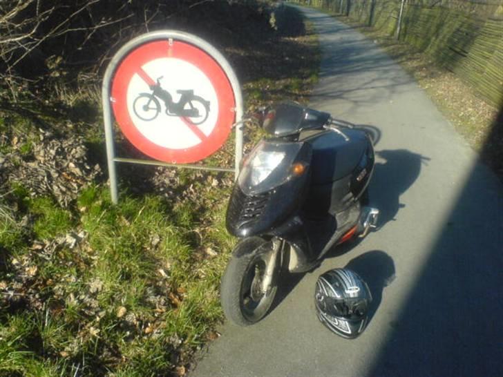 Aprilia Sonic Solgt. - Knallert kørsel forbudt - jamen det er jo en scooter?:D billede 1