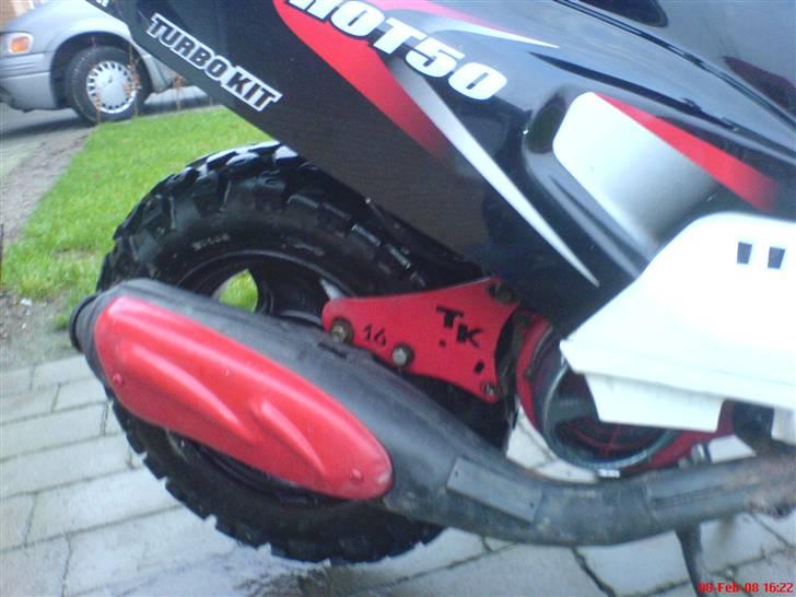 PGO hot 50 - jeg har selv malet den men det der sort malind sku havde haft lak for det ryger af så der kommer vand og skidt på :( billede 6