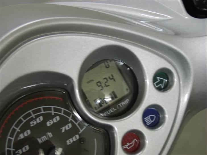 Yamaha Jog R - Kørt 0 km (ses i højre hjørne af styret øverst) billede 3