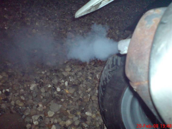 Yamaha Jog FS solgt - Ja den skal jo lige varme op, efter og have ligget i en mose i lidt over 3 mdr. ;)  MEn den starter da, og kan trække. billede 10