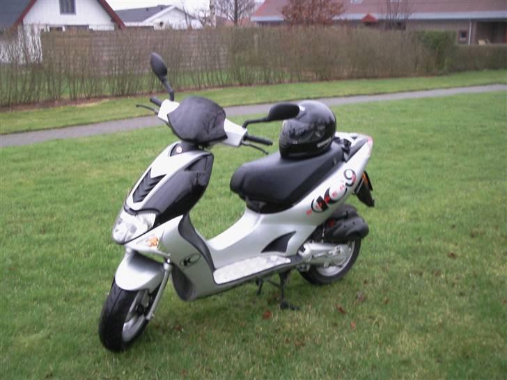 Kymco Super 9 S - Kymco´en med den gamle hjelm på sædet billede 1