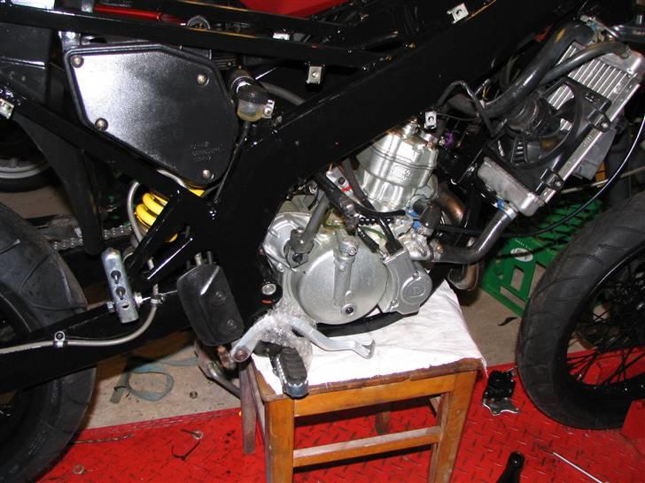 Derbi Senda X-Treme solgt <3 - Nu med fælge monteret,, lednings nættet er lige pille af da det skal lappes et par steder:D billede 19