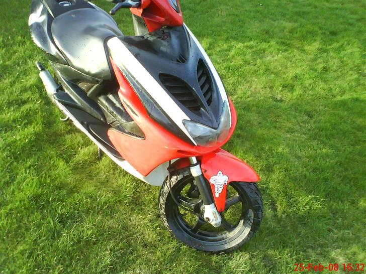 Yamaha Aerox Lc DD (Byttet) - nyeste billeder :) Sideskjoldene er dog blevet blevet malet sort.  billede 1