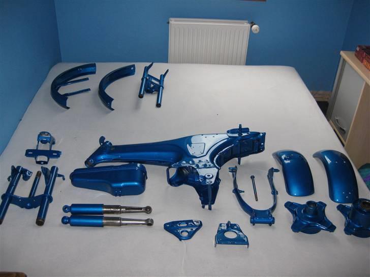 Honda ST50 Dax - Byttet - Så kom Dax´en endelig hjem fra maleren :D Mangler bare lige lygtehuset, som skulle males om -.- (Puch Maxi dele for oven) billede 2