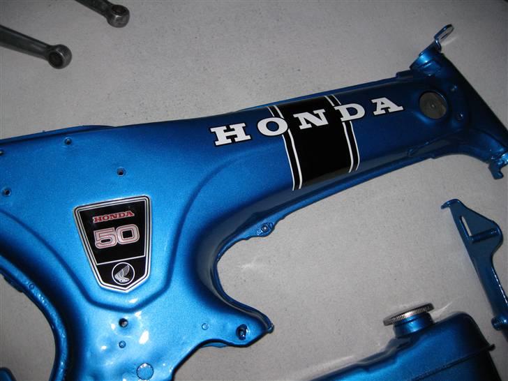 Honda ST50 Dax - Byttet - Stel med klistermærkerne monteret...Ser rigtig flot ud, synes jeg selv! billede 3