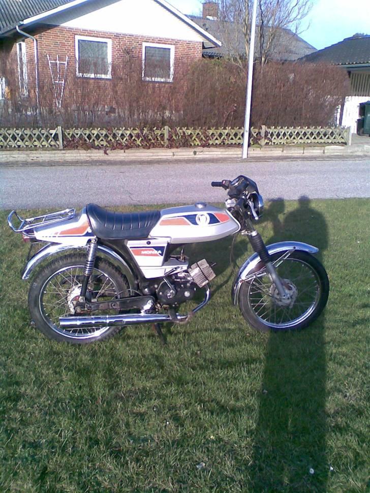 Puch Monza 2 gears (solgt) - da den var blevet vasket og pudset, blev den kørt ud på græsset, til et foto. billede 12