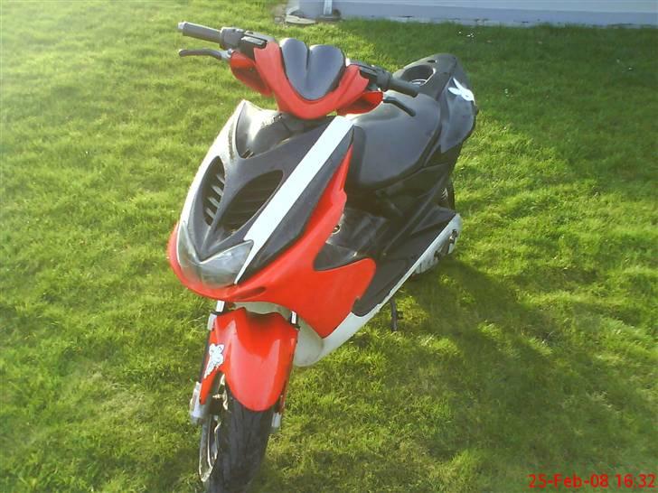 Yamaha Aerox Lc DD (Byttet) - nyeste billeder :) Sideskjoldene er dog blevet blevet malet sort.  billede 7