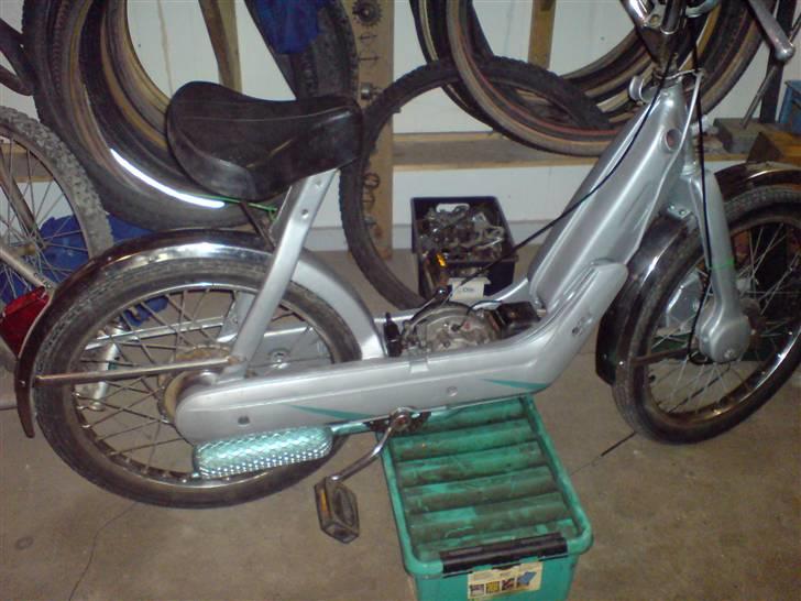 Vespa ciao 1979 solgt - min ciao, den er stadig på værksted, mangler kun i ligg svinghjul, nyt sæde, og at få strammet fjedrendene billede 1