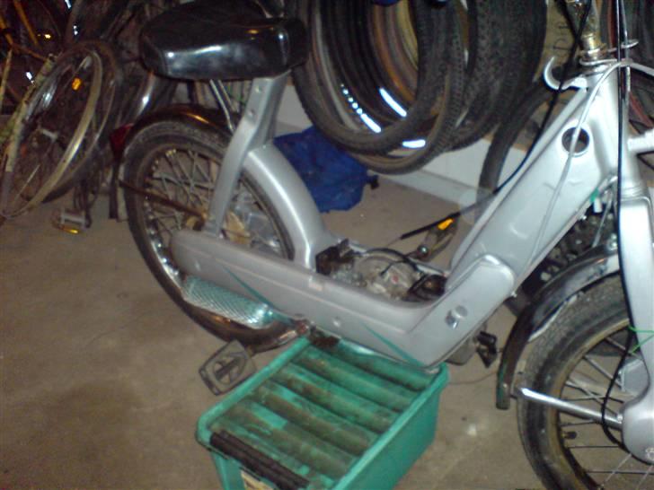 Vespa ciao 1979 solgt - min ciao, den er stadig på værksted, mangler kun i ligg svinghjul, nyt sæde, og at få strammet fjedrendene billede 2