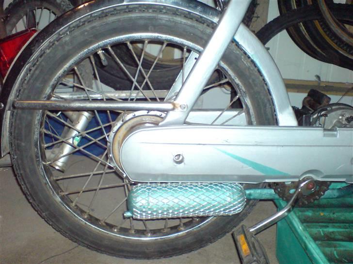 Vespa ciao 1979 solgt - hva synes i om udstødningen, den fik lig noget hammerlak, og så noget varmebehandlet alo net, pris Cirka, 200kz. :)= billede 3