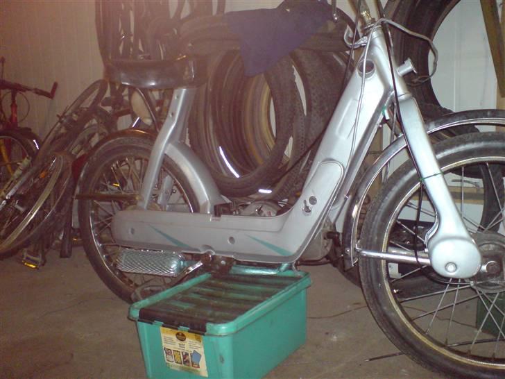 Vespa ciao 1979 solgt - min ciao, den er stadig på værksted, mangler kun i ligg svinghjul, nyt sæde, og at få strammet fjedrendene billede 4