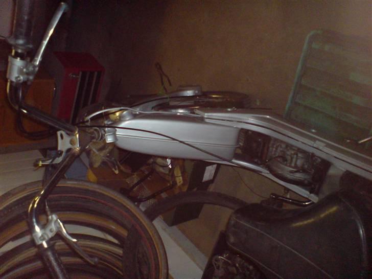 Vespa ciao 1979 solgt - min ciao, den er stadig på værksted, mangler kun i ligg svinghjul, nyt sæde, og at få strammet fjedrendene billede 5