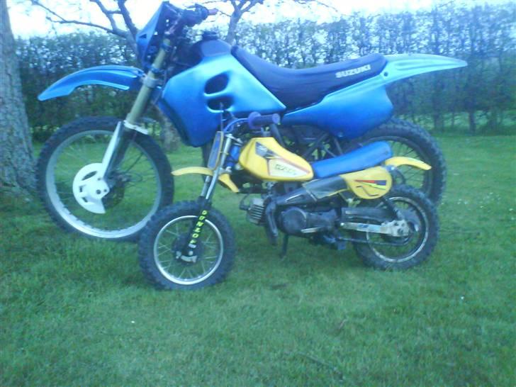 Suzuki PW 50 - der holder hun, hende den lille sammen med sin kæreste billede 1