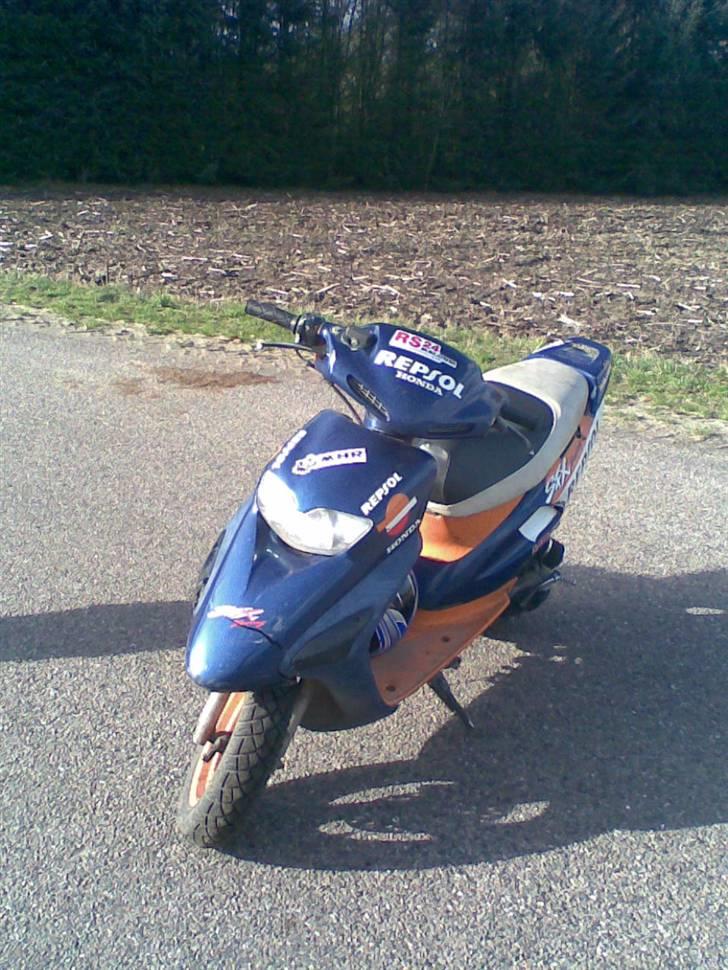 Honda sfx repsol  (solgt) - landbetjenten var lige efter mig mens jeg havde en af mine venner på så nåede ikke lige at bremse så var der sådan en cykel chikane;D se frontskjoldet. det er flækket;( billede 1