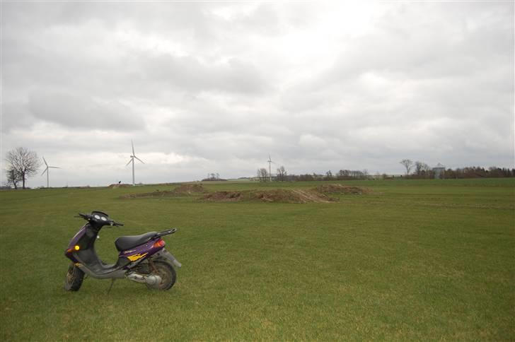 Peugeot Buxy solgt. - lidt af crossbanen :D mangler det bagved plus lidt.. -den er okay stor af en ´havebane´ at være :D billede 11