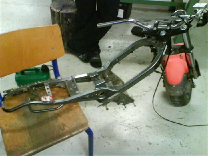 Suzuki Street Magic SOLGT! - Et billed som den næsten står nu , den er bare skilt helt ad , og igang med at blevet slebbet . billede 13