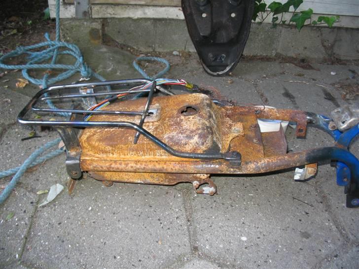 Suzuki FZ50 - Rester fra det stel der har været ild i... billede 10