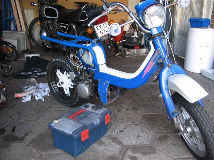 Suzuki FZ50 - Så begyndte vi at samle den igen...man kan lige se røven af min MC i baggrunden billede 14