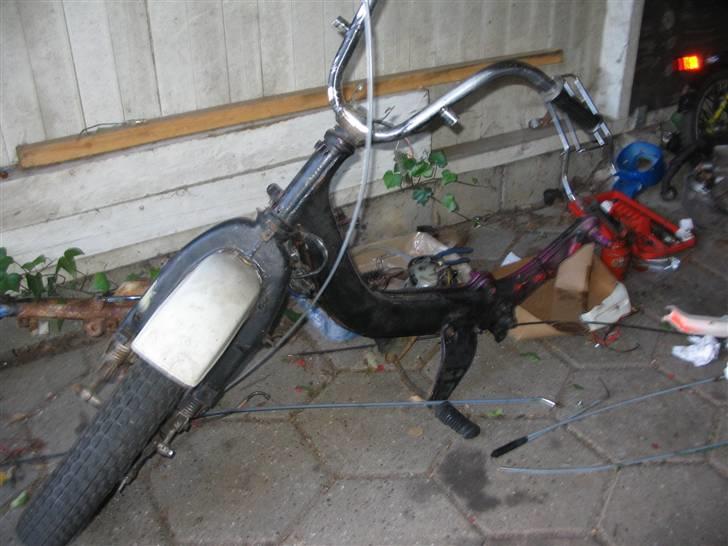 Suzuki FZ50 - Det gamle stel der nu bare står...med huller i forgaflen og det hele... billede 15