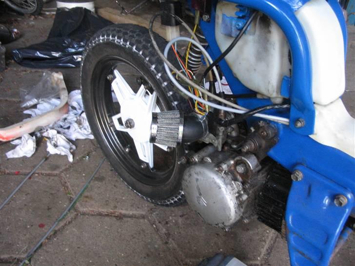 Suzuki FZ50 - Den nylakkerede bagfælg...forfælgen skal lakkeres på samme måde billede 16