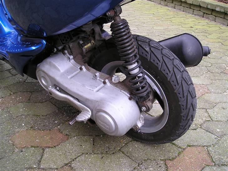 Aprilia sonic [Solgt]  - der kommer en anden støddæmper på, og varioatorskjoldet skal males og motor bloken skal nok også males. billede 14
