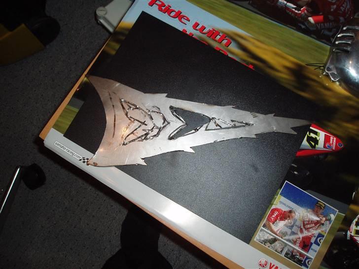 Aprilia SR 50 / Aerox SOLGT - mit custom udstødnings ophæng skåret ud i 3 mm stålplade med en vinkelsliber og trykluftsliber billede 13