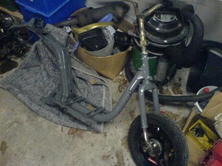 Honda Melodi (projekt) (solgt) - Her er det fine ny malet stel :D billede 10