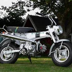 Honda DAX White  se videolink