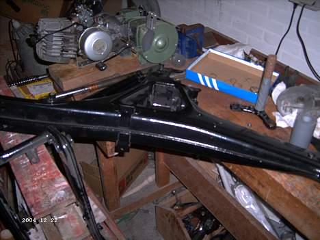 Puch N-4SSL Monza Flagskib - Ja, det var malet med maskin emalje som var beregnet til traktorer og andre store maskiner, men den skal snart sandblæses. billede 1