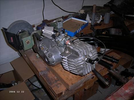 Puch N-4SSL Monza Flagskib - Ja, der er motoren på min hjemmefuskede motorstander. Meget nemmere at arbejde med den så. billede 9