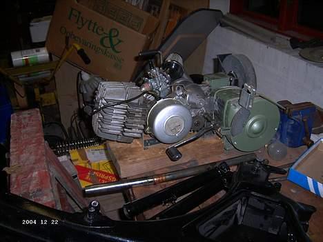 Puch N-4SSL Monza Flagskib - Ja, her har jeg så fusket en motorholder sammen så det hele er lidt nemmere at arbejde med. Selve blokken har jeg spulet med en højtryksrenser. billede 7