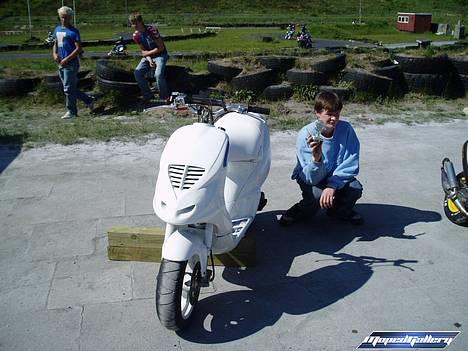 Suzuki Street Magic -BYTTET - Fumle´s nrg , klart den fedeste til træffet .. øøhhm , ja mig og dennis j som lister i baggrunden, mig i den blå :P billede 5