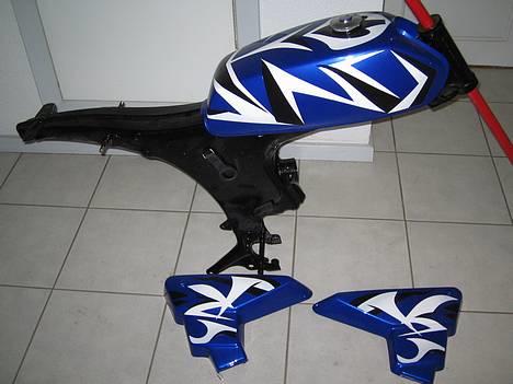 Yamaha 4 gear (solgt) - tank og side skjolde.. det er malet efter min hjelm..  billede 6