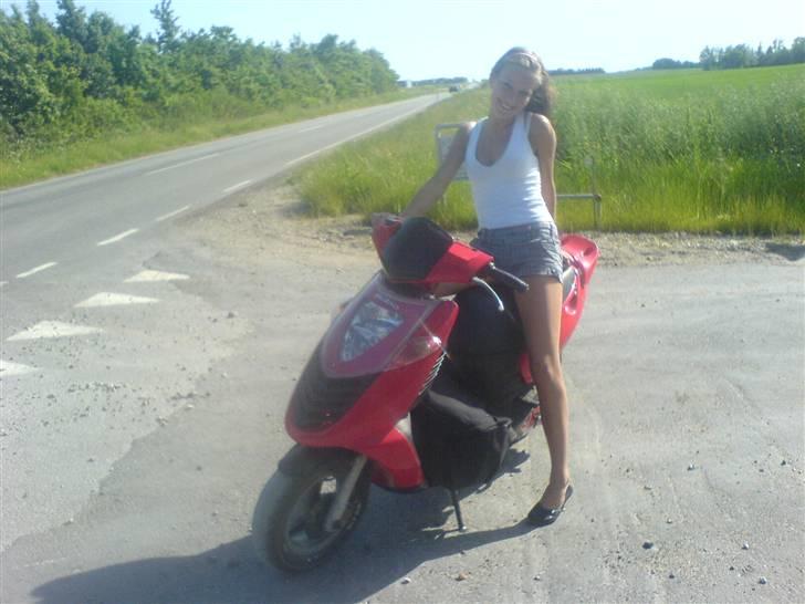 Aprilia sonic << byttet >> - min bedste veninde på min sonic :P <3 hun klær den :) billede 1