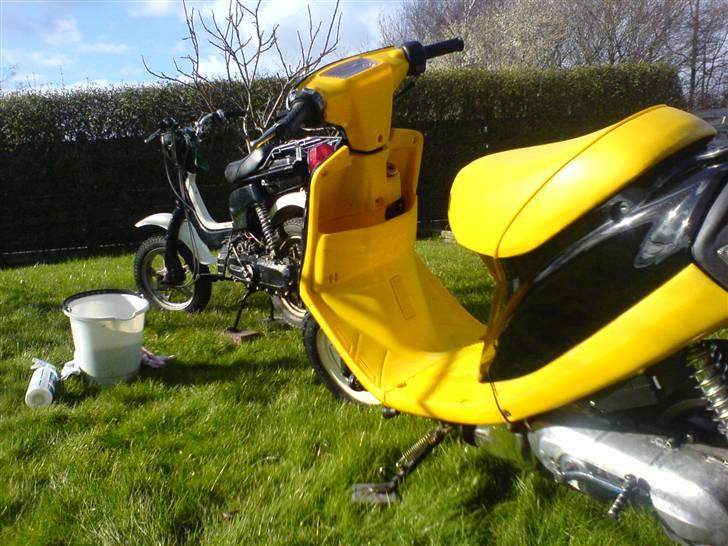 Yamaha Jog As 1998 SOLGT 9000,- - Skjold ved speedo sidder rigtig pænt og det samme gør blinklygterne og forlygten + de virker ;P billede 9