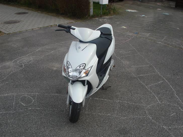 Yamaha jog r ///Solgt/// - nye skjolde og nyt pic fra d.20/3 billede 1