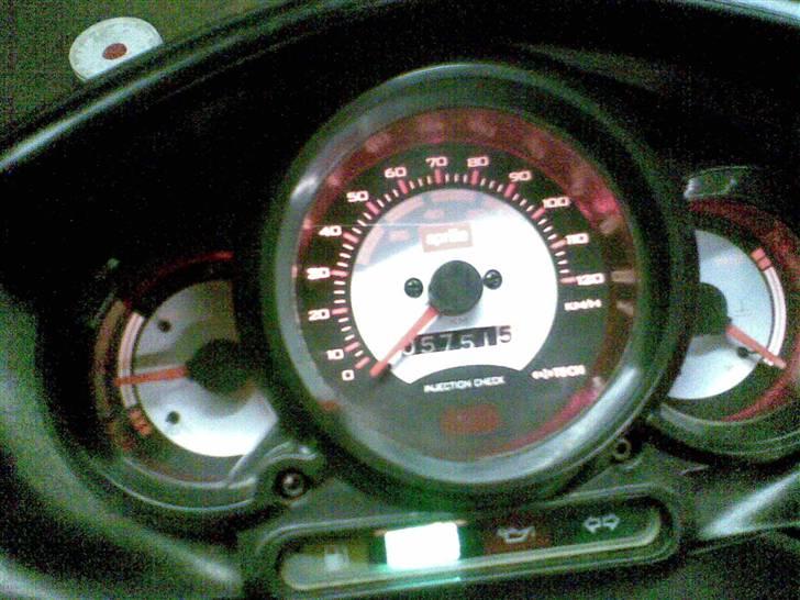 Aprilia sr 50 ditech solgt 30er - læg mærke til at den ikke har gået mere en 57xx :D billede 5