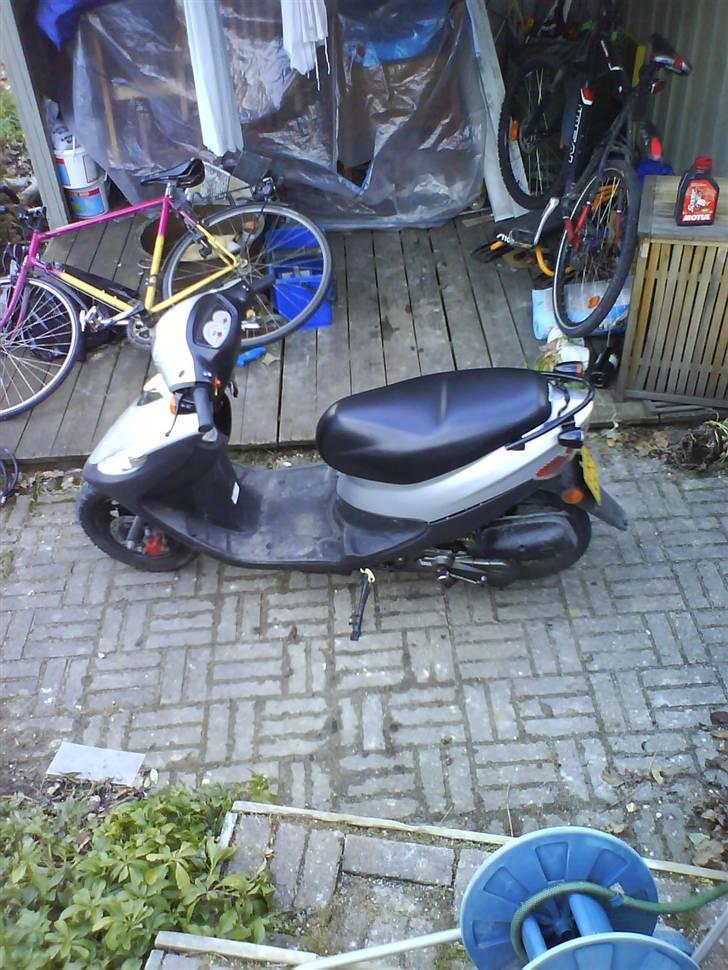 Sym DD 50 (Før) - min scooter li ud for der hvor den normalt holder billede 2