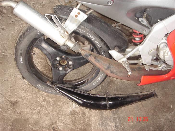 Aprilia RS 50 ¨SOLGT¨ - Skal have skiftet den til den anden, der ligger ved siden af.  billede 5